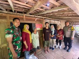 Pemasangan Stiker Keluarga Pra Sejahtera di Kalurahan Beji Tingkatkan Transparansi Bantuan Sosial